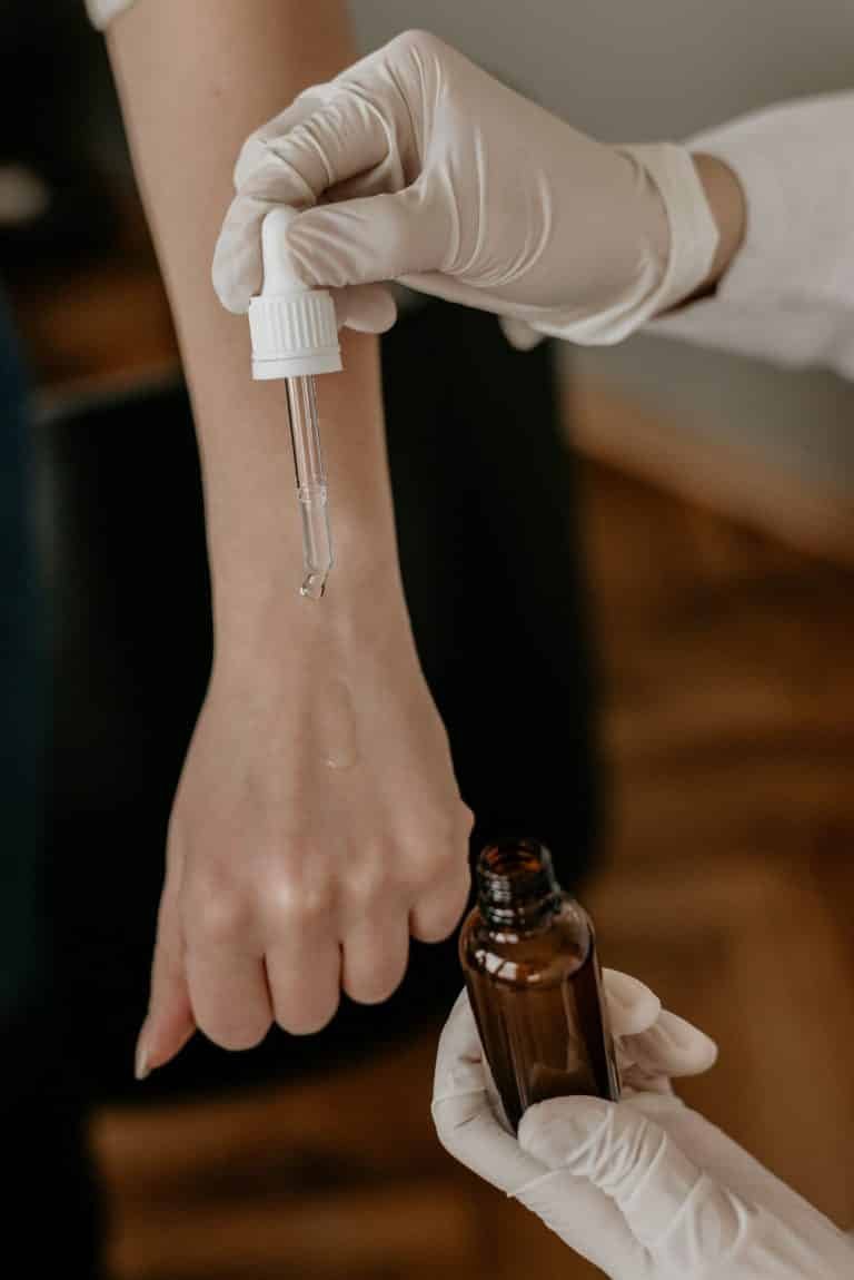 سيروم الهيالورونيك أسيد وفوائده للبشرة